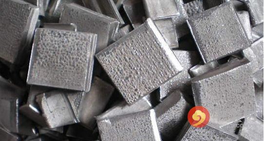 5月期鎳連續(xù)第三個(gè)月下跌，周四觸及去年6月來(lái)最低水準(zhǔn)每噸8,810美元，今年迄今下跌12%，是跌幅最大的主要基本金屬。